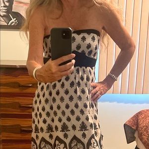 Perfect strapless summer dress. Size 2 but fits more like a 4 or 6.